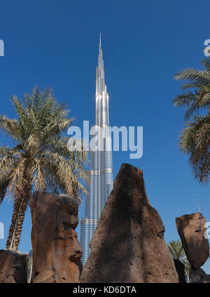DUBAI, VAE - 13. NOVEMBER 2013: Steinskulptur im Zentrum der Stadt Stockfoto