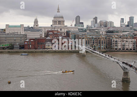 London, Großbritannien - 24 November: berühmte Londoner Stadtbild mit Thames River und die Millennium Bridge in London, Großbritannien, 24. November 2013 Rai Stockfoto