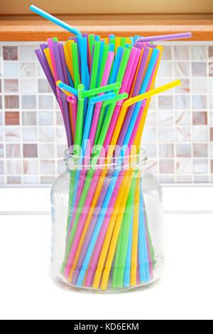 Bunte plastik Trinkhalme transparent Glas Glas Stockfoto