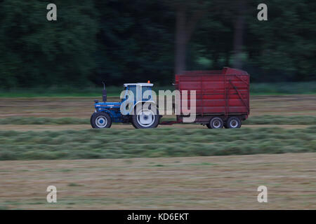 Jahrgang 1991 Ford 7810 carting Silage im Winter Futter für Rinder auf Molkerei in England verwendet werden wiederhergestellt Stockfoto