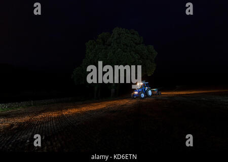 1988 Ford 7610 Force 2 und eine 1977 Moore Uni-Bohrer direkte bohren Grassamen auf einer Molkerei in England restauriert Stockfoto