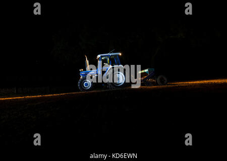 1988 Ford 7610 Force 2 und eine 1977 Moore Uni-Bohrer direkte bohren Grassamen auf einer Molkerei in England restauriert Stockfoto
