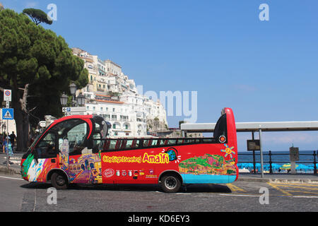 Amalfi, Italien - Juni 27; touristische Stadt Sightseeing Bus mit oben offenen auf Amalfi Küste in der Stadt Amalfi, Italien - 27 Juni, 2014; Traditionelle Sightseeing Stockfoto