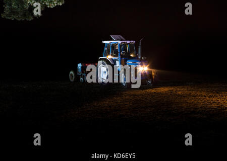 1988 Ford 7610 Force 2 und eine 1977 Moore Uni-Bohrer direkte bohren Grassamen auf einer Molkerei in England restauriert Stockfoto