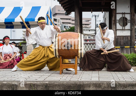 Tokyo, Japan - 24. September 2017: Drummer mit Trommel und Sticks spielen in traditioneller Kleidung bei shinagawa shukuba matsuri Fest Stockfoto