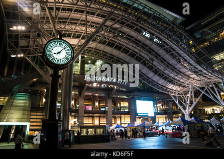 Fukuoka, Japan - 13. September 2017: Hakata Station bei Nacht beleuchtet Stockfoto