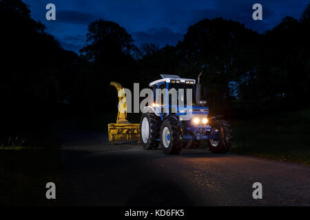 Restauriert 1988 Ford 7610, tritt zwei Traktor und New Holland 525 Feldhäcksler Stockfoto