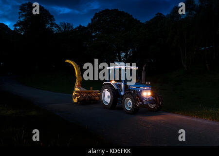 Restauriert 1988 Ford 7610, tritt zwei Traktor und New Holland 525 Feldhäcksler Stockfoto