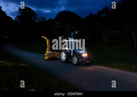 Restauriert 1988 Ford 7610, tritt zwei Traktor und New Holland 525 Feldhäcksler Stockfoto