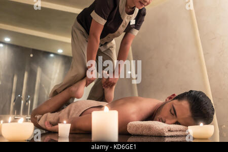 Thai Massage Practitioner massierende Mann durch Stretching techn Stockfoto