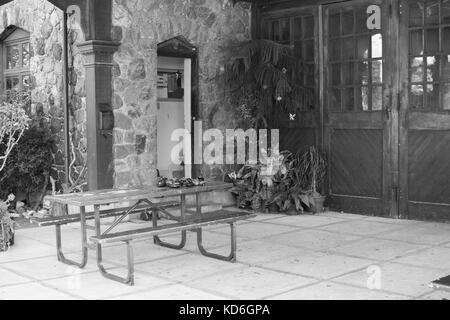 Casa Loma Sitzbank Blume Blumen Pflanzen Garten Außentüren Glastüren gepflasterte Terrasse Anbau Stein Steinarbeit glasierte Sitzecke Toronto Kanada Stockfoto