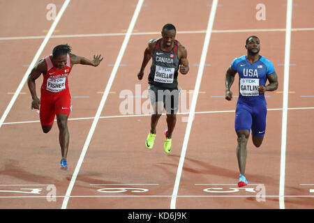 Justin Gatlin (Vereinigte Staaten von Amerika), Gavin Smellie (Kanada), Andrew Fisher (Bahrain) Überqueren der Ziellinie in der Männer 100 m Wärme 5 am 2017, Leichtathletik-WM, Queen Elizabeth Olympic Park, Stratford, London, UK. Stockfoto