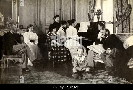 Claude Debussy am Klavier an Ernest Chausson's Home spielen Duett mit Madame Chausson. Von r zu l Ernest Chausson, Raymond Bonheur, Christine Lerolle, sitzend auf dem Boden Guillaume Lerolle, hinter ihm Etiennette Chausson, Mme Lerolle, Yvonne Lerolle Henri Lerolle. 1893 Stockfoto