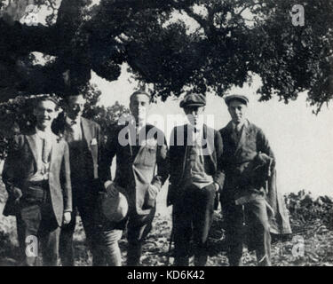 Manuel de Falla (2. rechts) bei der Alpujarra in der Nähe von Granada, mit v.l.n.r.: Federico Garcia Lorca, Jose Segura, Antonio Luna und R. Aguado (ganz rechts). Foto berechtigt, von Lorca: 'Los cuellos duros" ("Die steifen Kragen"). Falla: der spanische Komponist, 1876-1946. Foto Enrique Beck. Stockfoto