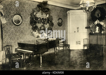 Nicolai Rimsky-Korsakov's Grand Piano in seinem Haus in St. Petersburg. Portrait von glinka an der Wand. Russischer Komponist, 1844-1908. Stockfoto