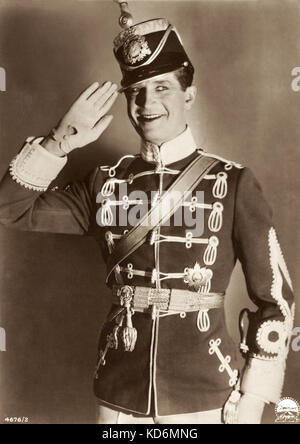 Maurice Chevalier, Porträt salutierte in Uniform. Französische Schauspieler, Sänger, Schauspieler, Liedermacher, Autor. 12. September 1888 - am 1. Januar 1972 Stockfoto
