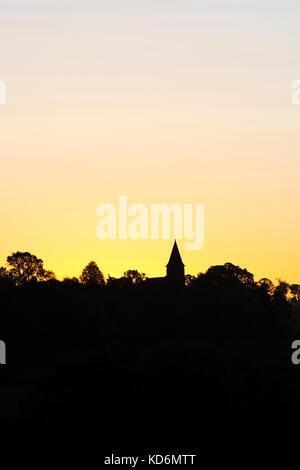 Winderton Kirche bei Sonnenaufgang Silhouette. Winderton, Warwickshire, England Stockfoto