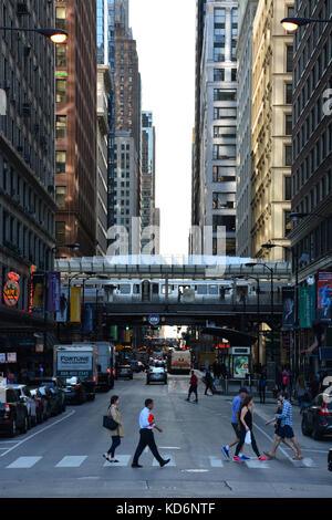 Blick nach Westen in das Gebäude canyon Washington Blvd. von der Michigan Avenue in Chicago Downtown Loop business district. Stockfoto