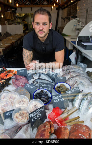 Rick Toogood von Garnelen auf dem Rasen, Padstow, Cornwall, UK, einem fihmongers und ein Restaurant. Stockfoto