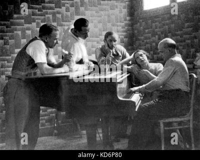 Michel Fokine - Porträt der Russischen Choreograf und Tänzer spielen ein Klavier während der Proben mit einer Gruppe von balletttänzern. 23 April 1880 - 22. August 1942. Stockfoto