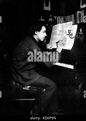 Arthur Honegger - Porträt der Französischen geborenen Schweizer Komponisten als junger Mann an einem Klavier, 1916. Seine Unterschrift unter das Foto. 10 März 1892 - 27. November 1955. Stockfoto