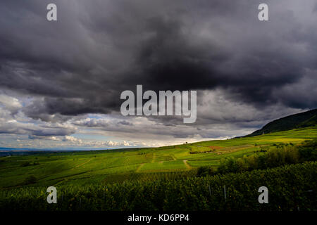 Dunkle Gewitterwolken bauen über die Weinberge rund um das historische Dorf Stockfoto
