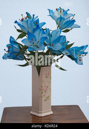 Blaue Rosen in der Vase auf dem Tisch oben Stockfoto