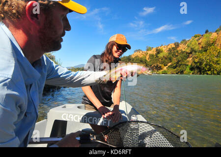 Drift Boote sind in Redding für eine Forelle angeln Schwimmer unten Sacramento River gestartet. Stockfoto