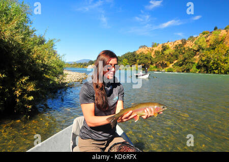 Drift Boote sind in Redding für eine Forelle angeln Schwimmer unten Sacramento River gestartet. Stockfoto