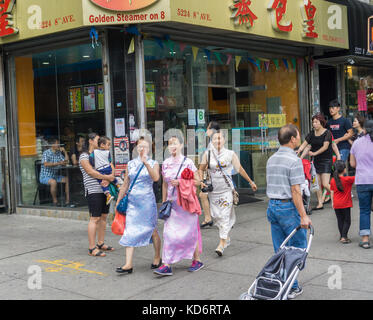 Tausende von Menschen auf die Eighth Avenue in der Sunset Park Nachbarschaft in Brooklyn in New York am Sonntag, 8. Oktober 2017 im Herbst Mond und Laternenumzug. sunset Park Chinatown in Brooklyn als chinesische und andere asiatische Gruppen geworden ist, haben es verschoben und Unternehmen haben gekeimt, die Ihnen gerecht zu werden. Der Lonely Planet Reiseführer Sunset Park aufgeführt ist als einer der Top Ten der coolsten Nachbarschaften in den USA (© Richard b. Levine) Stockfoto