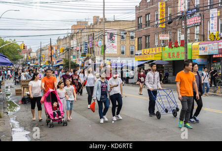 Tausende von Menschen auf die Eighth Avenue in der Sunset Park Nachbarschaft in Brooklyn in New York am Sonntag, 8. Oktober 2017 im Herbst Mond und Laternenumzug. sunset Park Chinatown in Brooklyn als chinesische und andere asiatische Gruppen geworden ist, haben es verschoben und Unternehmen haben gekeimt, die Ihnen gerecht zu werden. Der Lonely Planet Reiseführer Sunset Park aufgeführt ist als einer der Top Ten der coolsten Nachbarschaften in den USA (© Richard b. Levine) Stockfoto