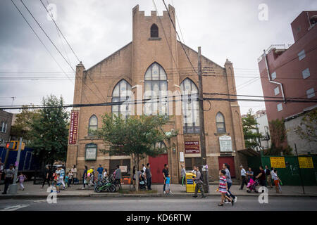 Zweite evangelische Freikirche auf die Eighth Avenue in der Sunset Park Nachbarschaft in Brooklyn in New York am Sonntag, 8. Oktober 2017 im Herbst Mond und Laternenumzug. sunset Park hat in Brooklyn Chinatown, chinesischen und anderen asiatischen Gruppen geworden sind es verschoben und Unternehmen haben gekeimt, die Ihnen gerecht zu werden. Der Lonely Planet Reiseführer Sunset Park aufgeführt ist als einer der Top Ten der coolsten Nachbarschaften in den USA (© Richard b. Levine) Stockfoto