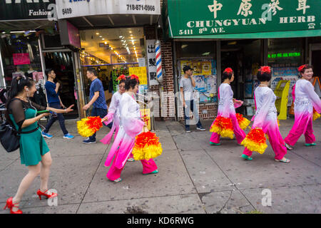 Tausende von Menschen auf die Eighth Avenue in der Sunset Park Nachbarschaft in Brooklyn in New York am Sonntag, 8. Oktober 2017 im Herbst Mond und Laternenumzug. sunset Park Chinatown in Brooklyn als chinesische und andere asiatische Gruppen geworden ist, haben es verschoben und Unternehmen haben gekeimt, die Ihnen gerecht zu werden. Der Lonely Planet Reiseführer Sunset Park aufgeführt ist als einer der Top Ten der coolsten Nachbarschaften in den USA (© Richard b. Levine) Stockfoto