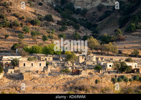 Die ehemalige türkisch-zypriotischen Dorf souskiou (susuz) in der Region diarizos Tal, Paphos, Zypern. Das Dorf war im Juli 1974 verlassen. Stockfoto