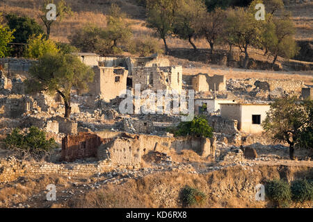 Die ehemalige türkisch-zypriotischen Dorf souskiou (susuz) in der Region diarizos Tal, Paphos, Zypern. Das Dorf war im Juli 1974 verlassen. Stockfoto