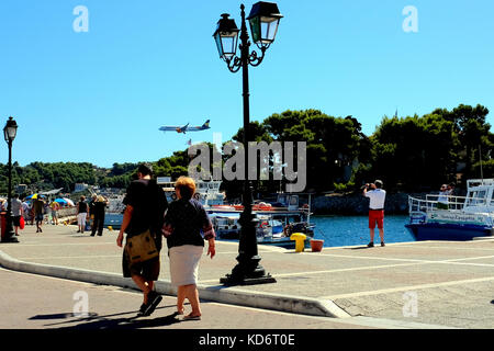 Skiathos, Griechenland. 13. September 2017. Ein Flugzeug ins Land kommen über den alten Hafen von Skiathos Stadt auf der Insel Skiathos in Griechenland. Stockfoto