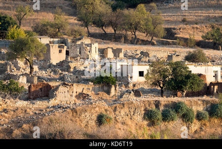 Die ehemalige türkisch-zypriotischen Dorf souskiou (susuz) in der Region diarizos Tal, Paphos, Zypern. Das Dorf war im Juli 1974 verlassen. Stockfoto