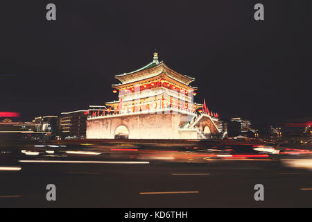 Farbe getonte Bild der Xian Bell Tower bei Nacht, Langzeitbelichtung Bild mit dem Auto licht Titel, China. Stockfoto