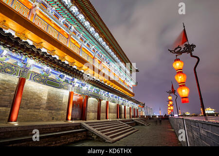 Weitwinkelobjektiv Bild von Xian Stadtmauer in der Nacht. Xian war eine antike Hauptstadt Chinas und die Stadtmauer ist eine der ältesten, größten und am besten bewahren Stockfoto