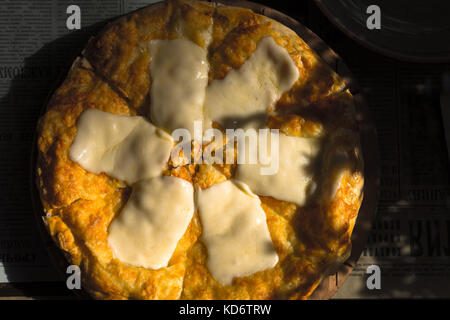 Traditionelle georgische Khachapuri mit Käse auf einer Papierserviette horizontal Stockfoto