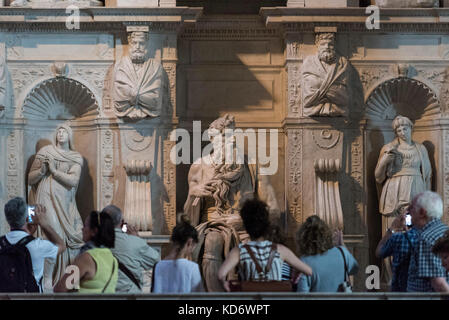 Rom. Italien. Massen von Touristen sammeln das Grab von Papst Julius II. zu sehen, von Michelangelo Buonarroti (1475-1564), die Basilika San Pietro in Vincoli. Stockfoto