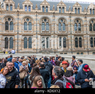 Die Warteschlange der Besucher in der Schlange während Sicherheit Kontrollen beim Betreten des Natural History Museum, Kensington, London, England, UK. Stockfoto