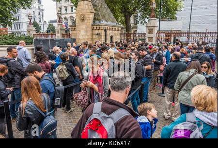 Die Warteschlange der Besucher in der Schlange während Sicherheit Kontrollen beim Betreten des Natural History Museum, Kensington, London, England, UK. Stockfoto