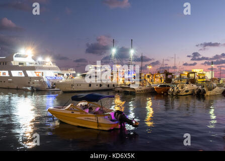 Fischereifahrzeuge und Sportboote im Hafen von Paphos, Kato Paphos, Zypern günstig. Stockfoto