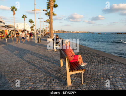 Touristen auf der Promenade in Kato Paphos, Paphos, Zypern Stockfoto