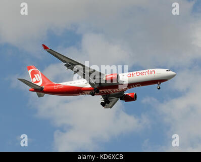 Miami, Florida - November 21, 2010: Air Berlin jetliner Landung auf dem internationalen Flughafen von Miami. air berlin setzt seine Leistungen von germa zu erweitern Stockfoto