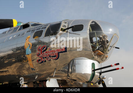 Ypsilanti, Michigan: August 8, 2010: Zweiten Weltkrieg Flying Fortress Nase Art. Das Flugzeug ist ein 1944 Boeing B-17 g c/N 44-83514's entimental Journey" Stockfoto