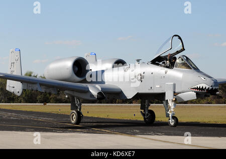 Titusville, Florida - März 13, 2010: US Air Force Pilot zeigt nur die Fähigkeiten der Republik A-10 Thunderbolt gunship als Teil der jährlichen Stockfoto