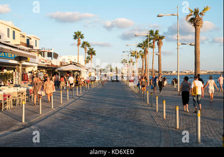 Touristen auf der Promenade in Kato Paphos, Paphos, Zypern Stockfoto