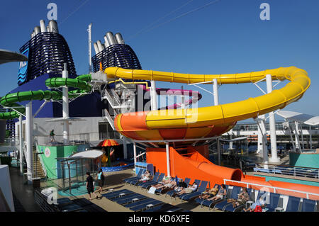 Miami, Florida - Dezember 13, 2010: Passagier genießen Sie einen Tag auf See an Bord der Norwegian epic, der Ncl neueste mega Schiff. Das Schiff verfügt über mehrere Wasser sli Stockfoto